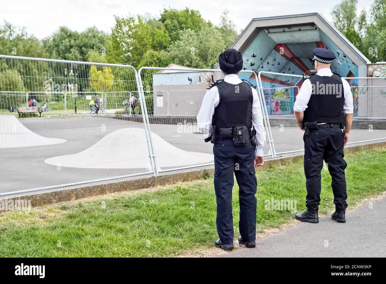 Polizia di Lockdown; applicazione delle regole di blocco in uno dei parchi di Londra, 2020. Foto Stock