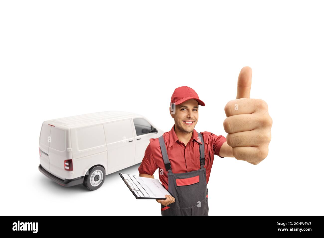 Uomo di consegna con un furgone che tiene una clipboard e gesturing un segno di pollice su isolato su sfondo bianco Foto Stock