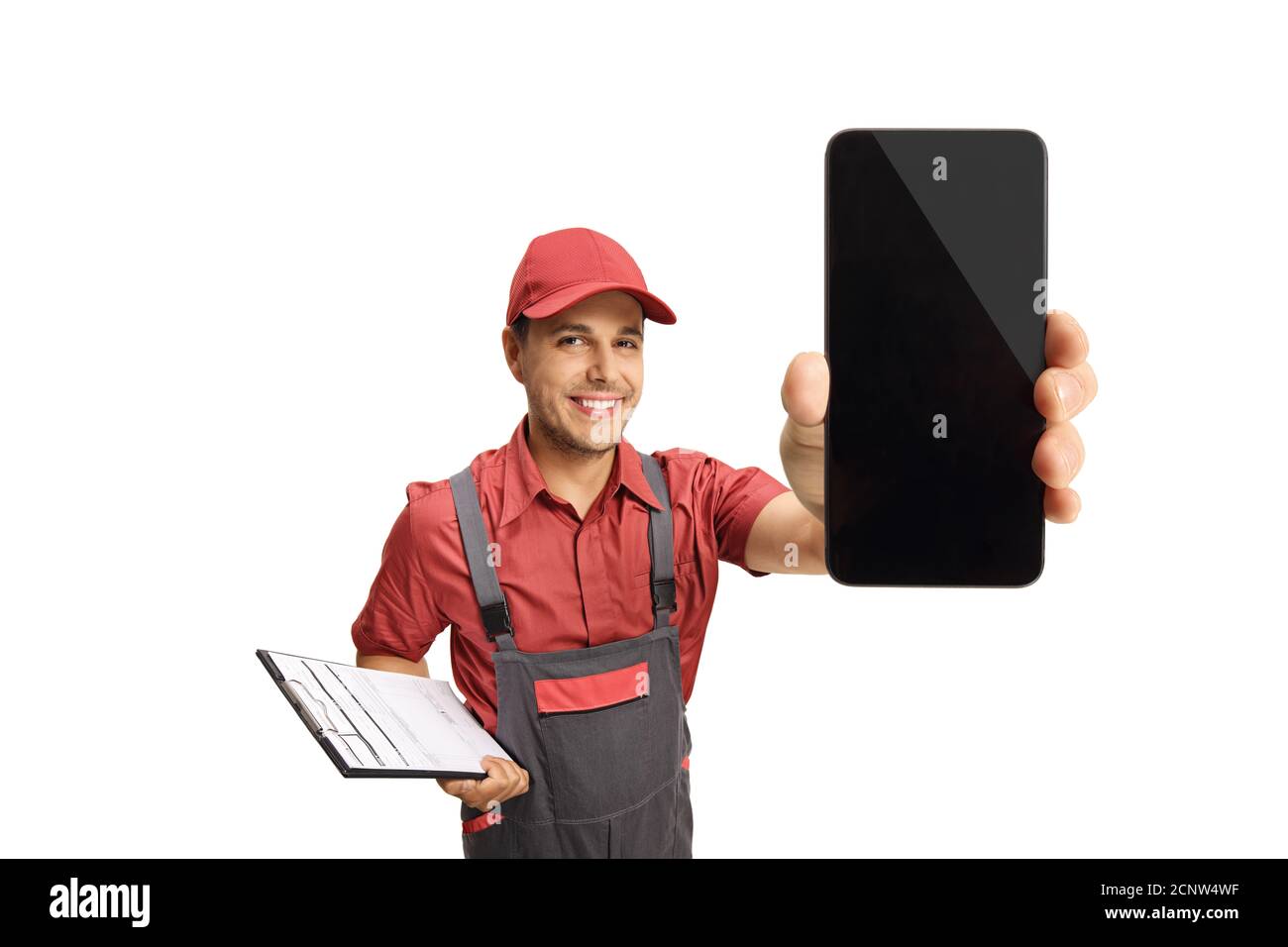 Addetto alla consegna che tiene davanti una clipboard e uno smartphone della telecamera isolata su sfondo bianco Foto Stock