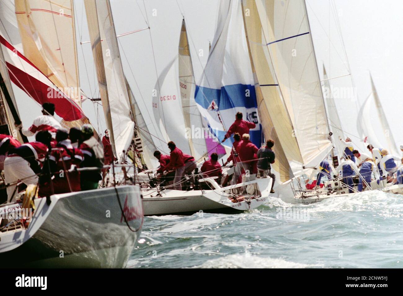 AJAXNETPHOTO. 1 AGOSTO 1989. WESTERN SOLENT, INGHILTERRA. - COPPA DELL'AMMIRAGLIO 1989 - QUARTA CORSA COSTIERA - LA FLOTTA CHE SI DIRIGE VERSO IL MARCHIO DI SOTTOVENTO. PHOTO:JONATHAN EASTLAND/AJAX REF:ADC FLEET 890108 195 Foto Stock