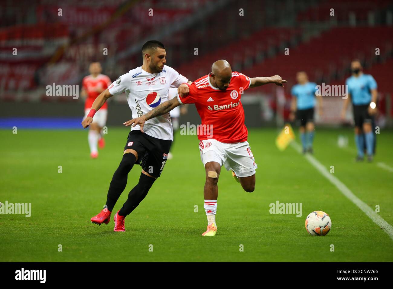 16 settembre 2020; Estadio Beira Rio, Porto Alegre, Brasile; Libertadores Cup, Internacional contro America de Cali; Patrick of Internacional and Rodrigo Ure& xf1;a of America de Cali Foto Stock