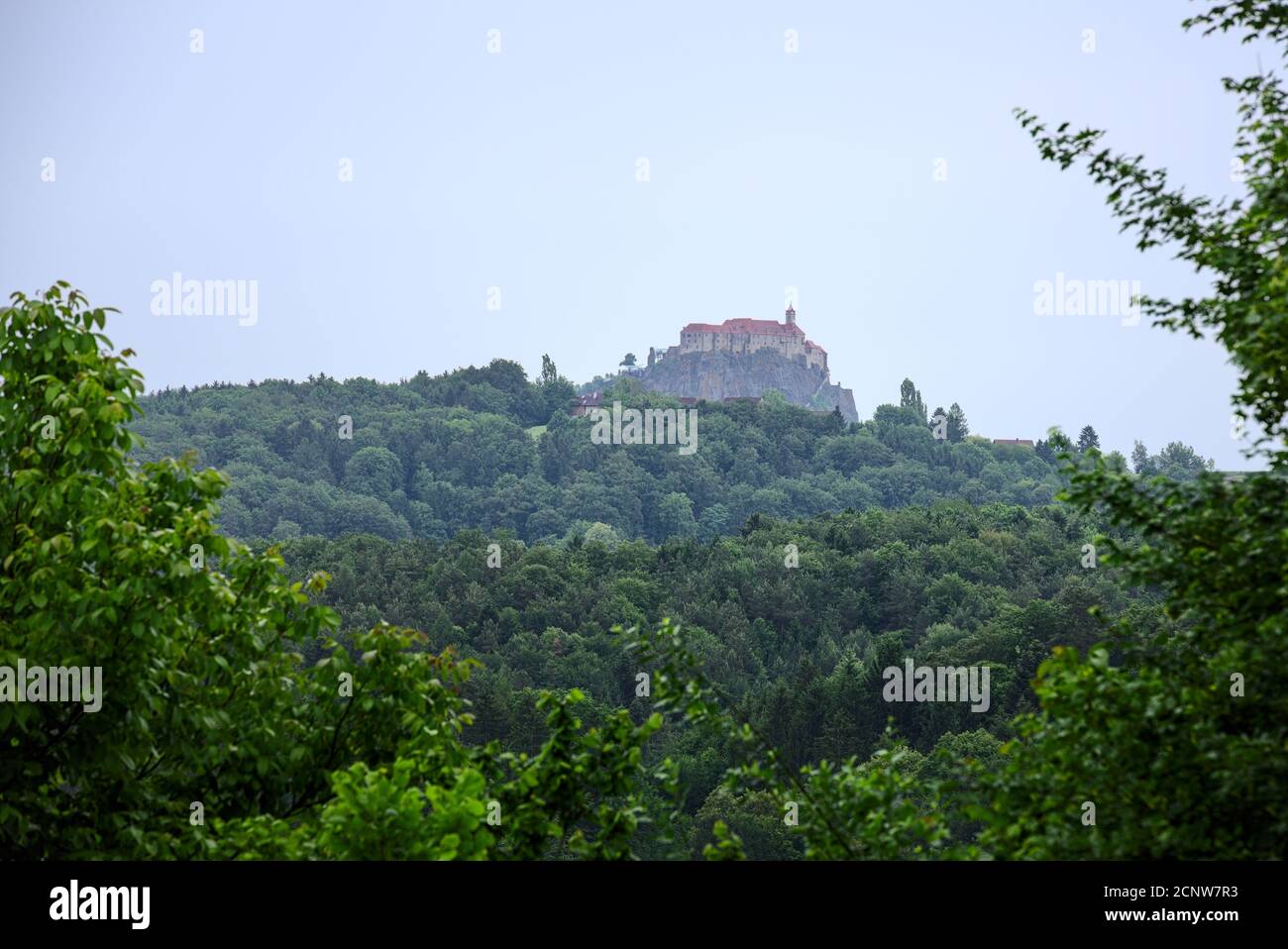 Ferner Blick auf die Riegersburg in der Steiermark Foto Stock