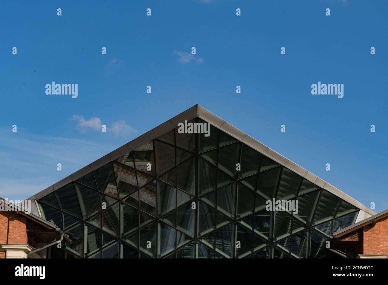 Budapest, Ungheria, passeggiata sul Danubio, architettura, facciata in vetro e acciaio Foto Stock