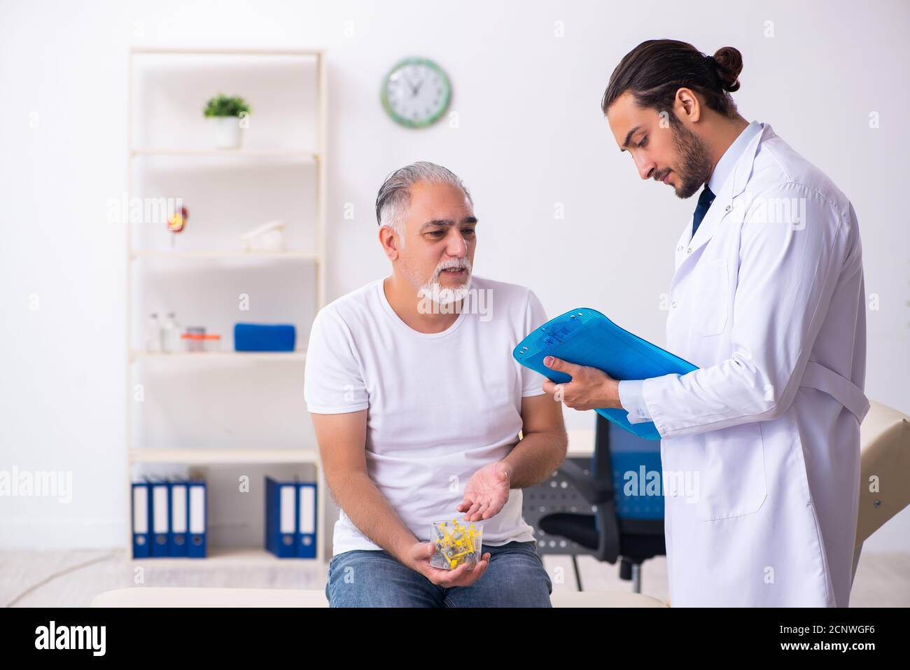 Paziente che soffre del diabete che visita il medico Foto Stock