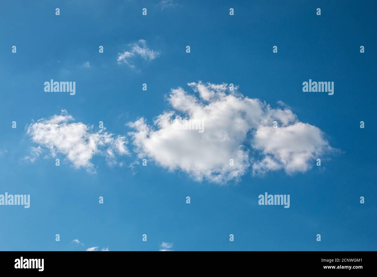 Una nuvola a forma di pesce in blu cielo Foto Stock