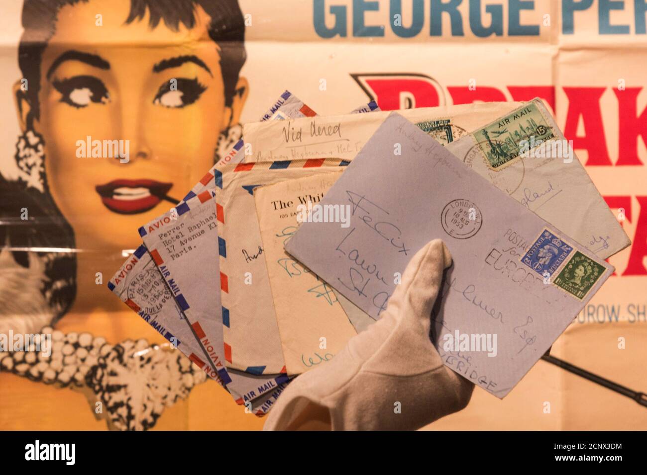 Londra, Regno Unito. 28 giugno 2016. Una raccolta di lettere di Audrey Hepburn al suo allenatore e mentore Sir Felix Alymer, est. GBP 3000-4000. Bonhams presenta molte delle prossime offerte dei cimeli dell'intrattenimento che si svolgeranno il 29 giugno. Foto Stock