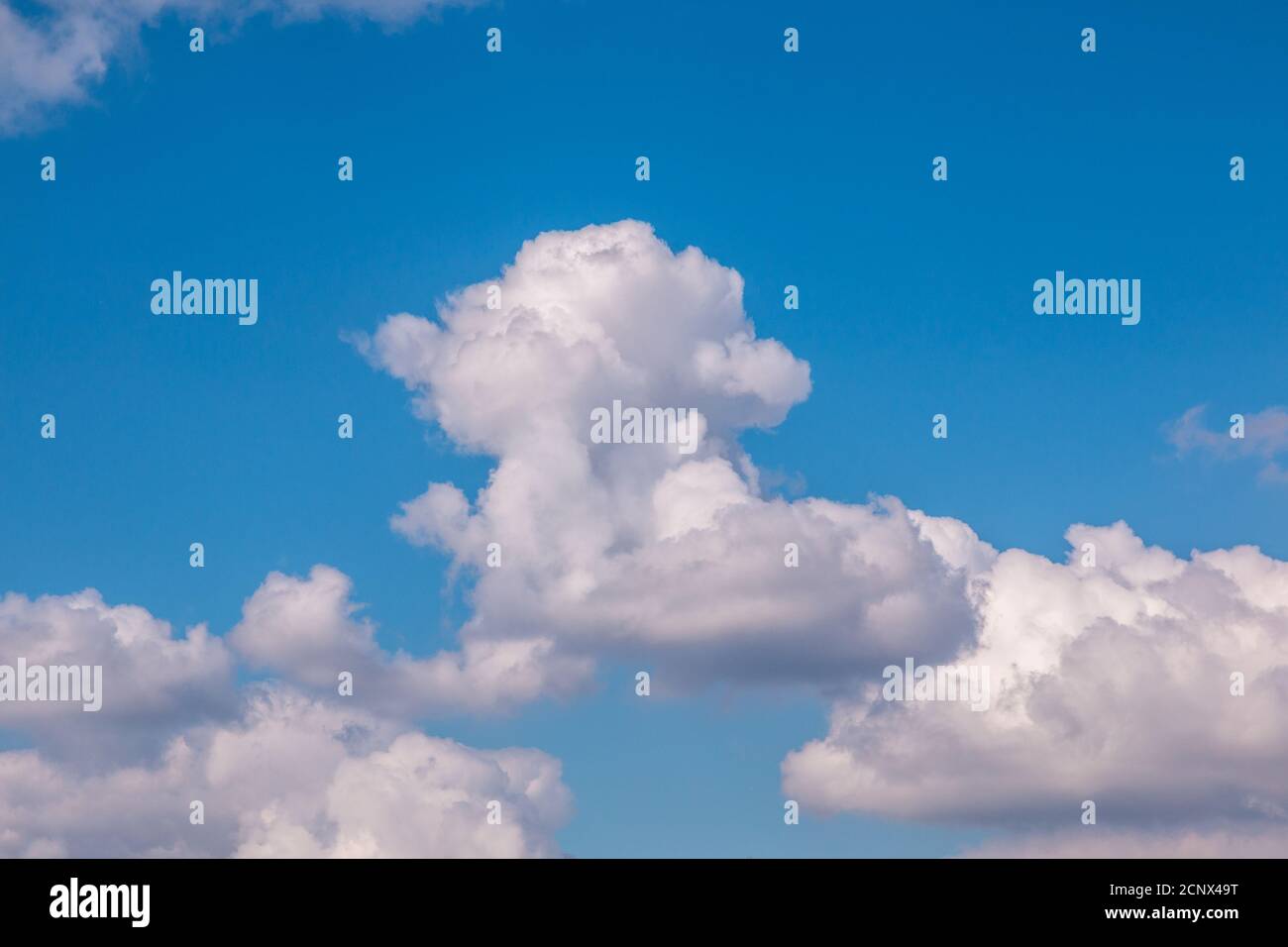 Il cielo illimitato e blu con grandi e bianche nuvole Foto Stock