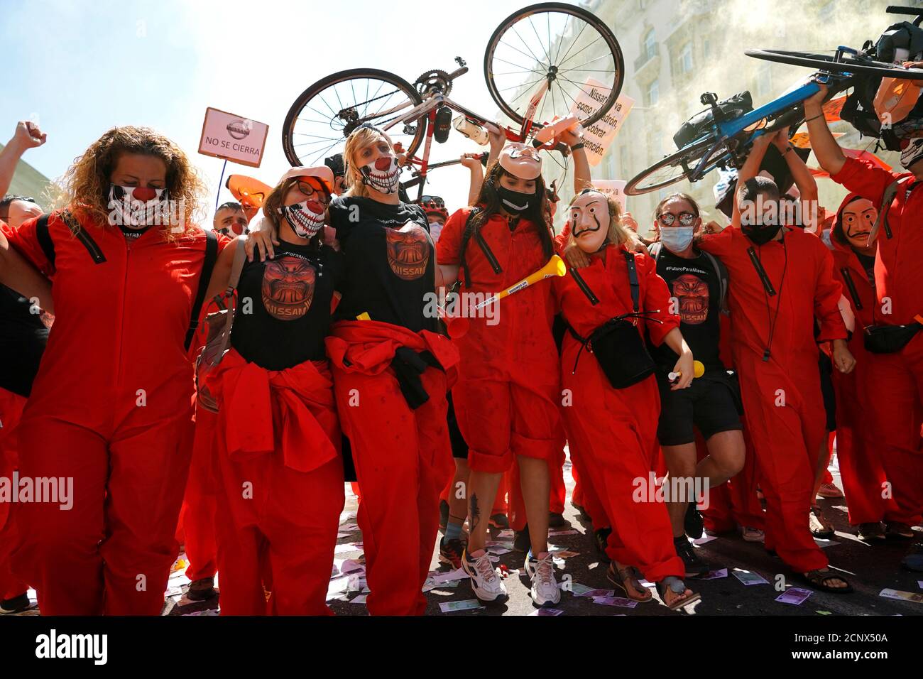 Lavoratori Nissan vestiti in costumi da 'la Casa de Papel (Money Heist)'  prendono parte a una protesta fuori del parlamento spagnolo a Madrid,  Spagna, 15 luglio 2020. REUTERS/Juan Medina Foto stock - Alamy