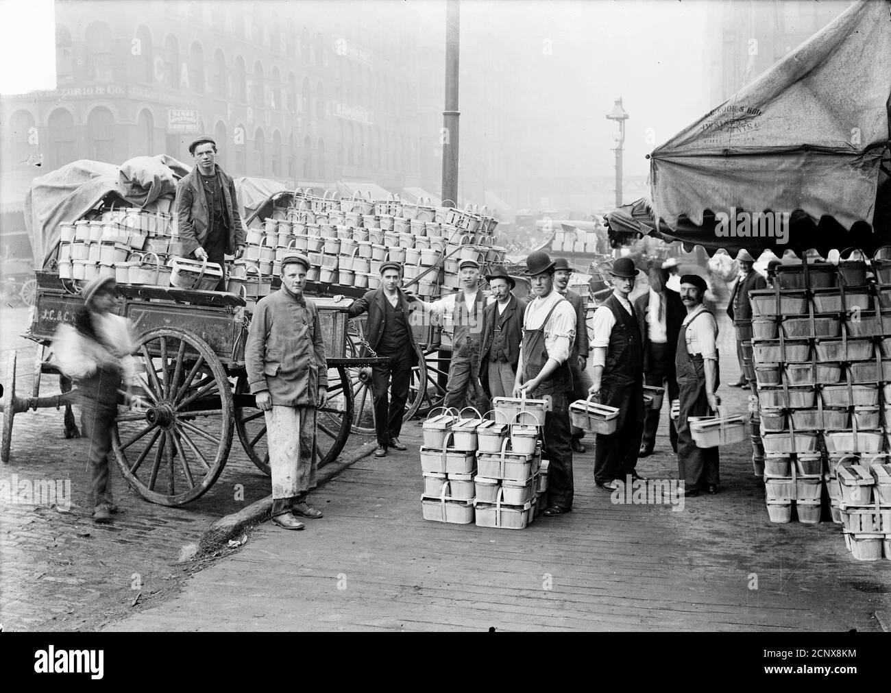 Uomini con cestini di pesche nel South Water Street Market, Chicago, Illinois Foto Stock