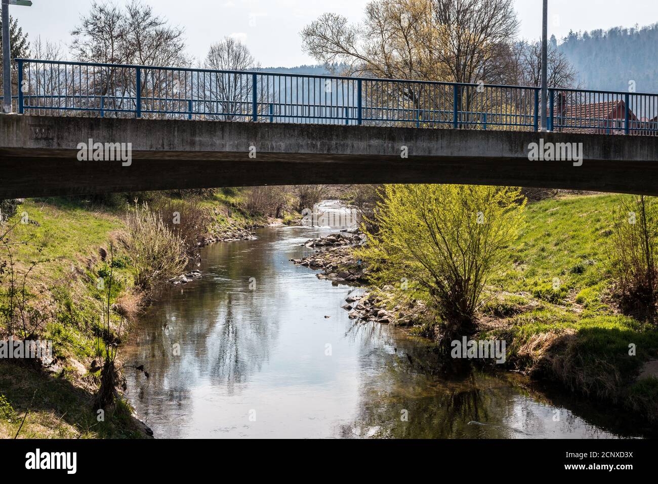 Ponte sopra il fiume e cielo nuvoloso Foto Stock