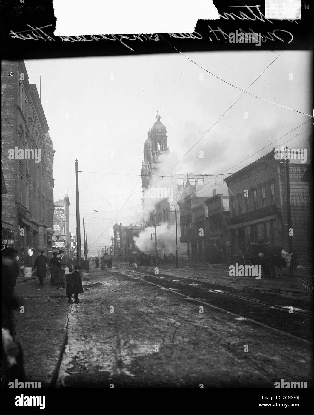 Chiesa di St. Stanislaus Kostka nel fumo dal fuoco della Kostka School, Chicago, Illinois Foto Stock