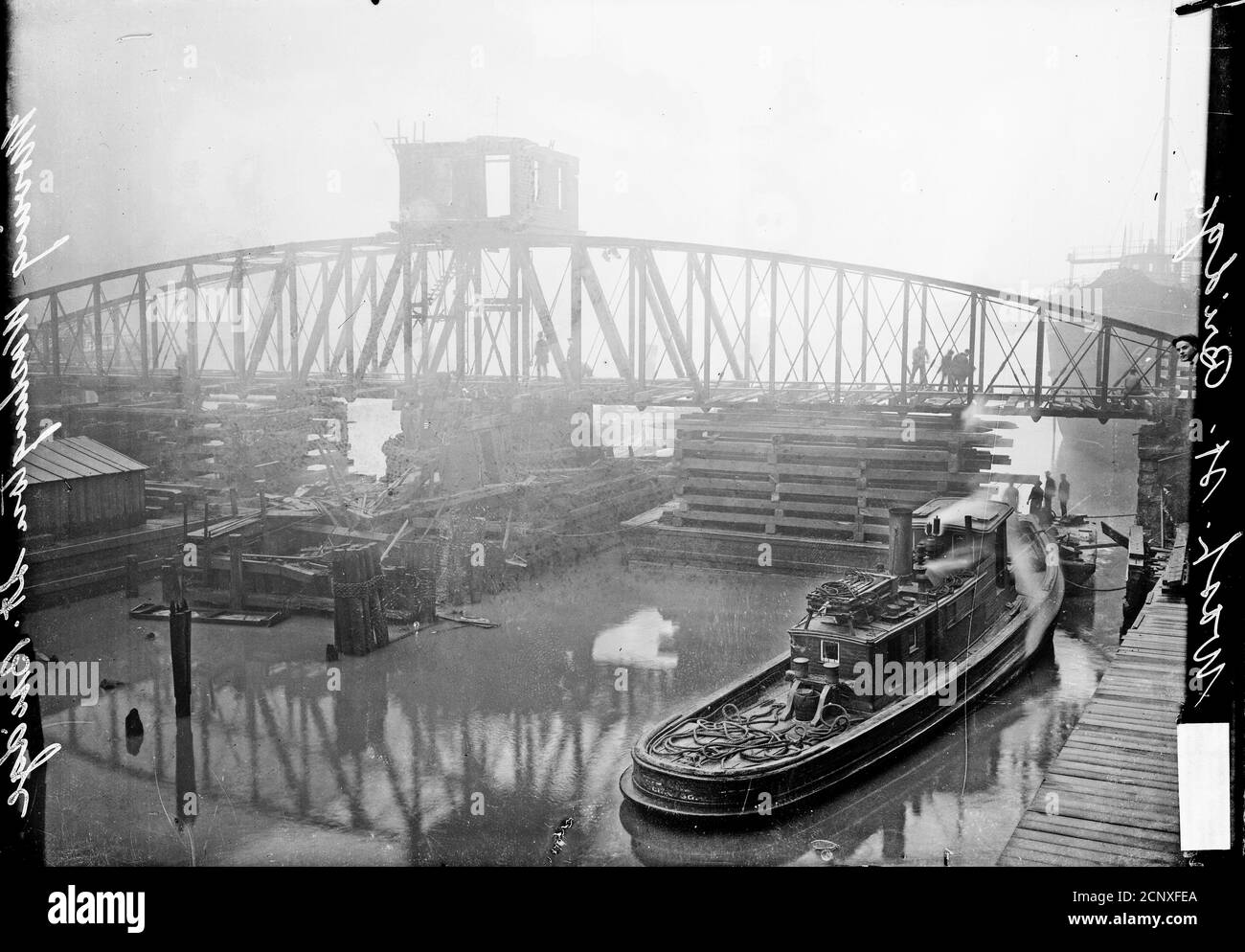 Spostamento del Washington Street Bridge sostenuto da legno pilings durante il suo posizionamento sul ramo sud del Fiume Chicago Foto Stock
