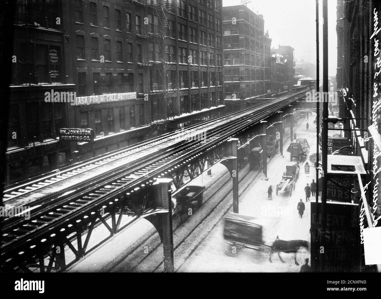 South Wells Street guardando a sud da Adams Street da un punto panoramico sopra i binari sopraelevati, Chicago, Illinois Foto Stock