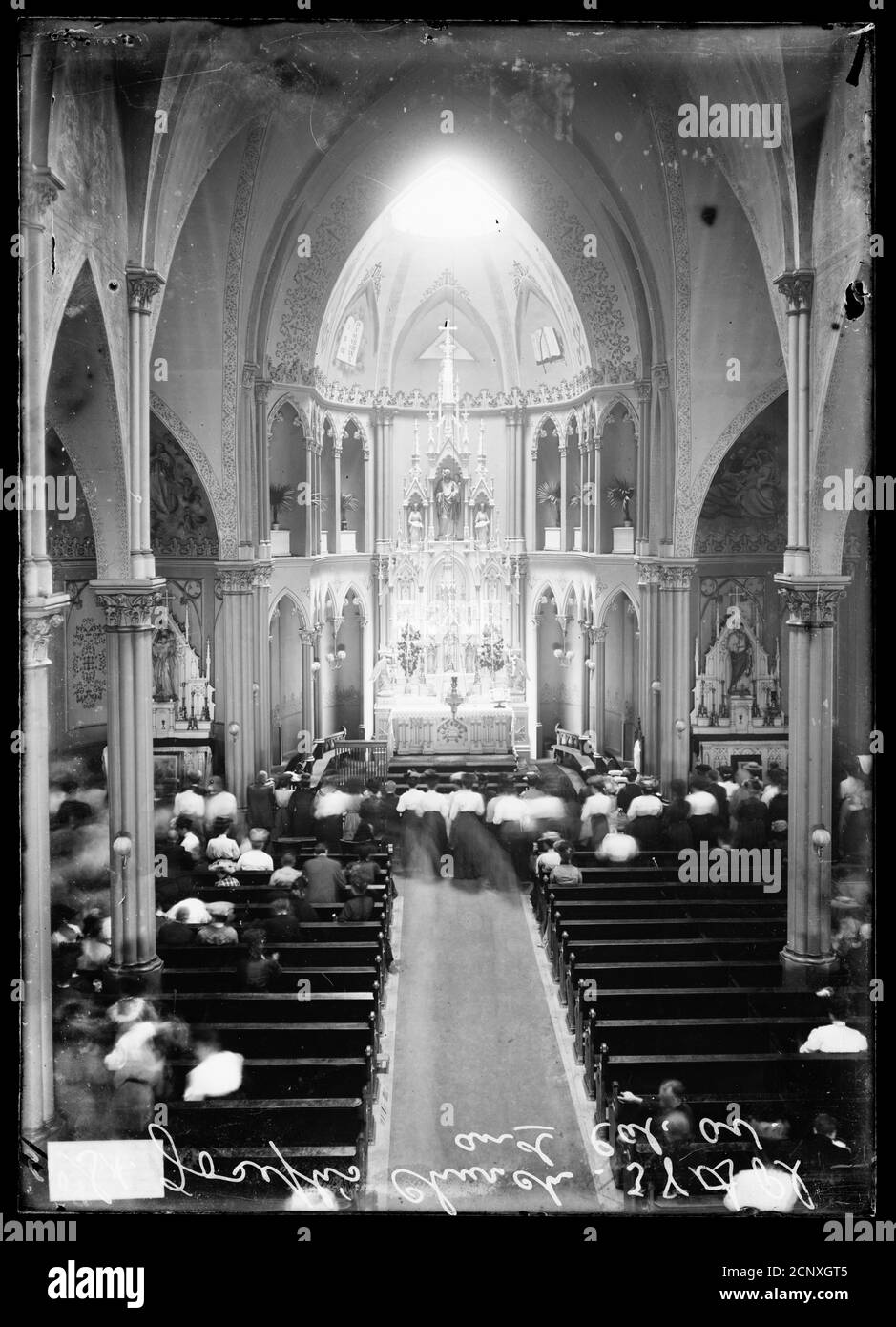 Vista interna della chiesa cattolica di St. Joseph, situata in South California Avenue e West 38th Place in Brighton Park, Chicago, Illinois, 1907. Foto Stock