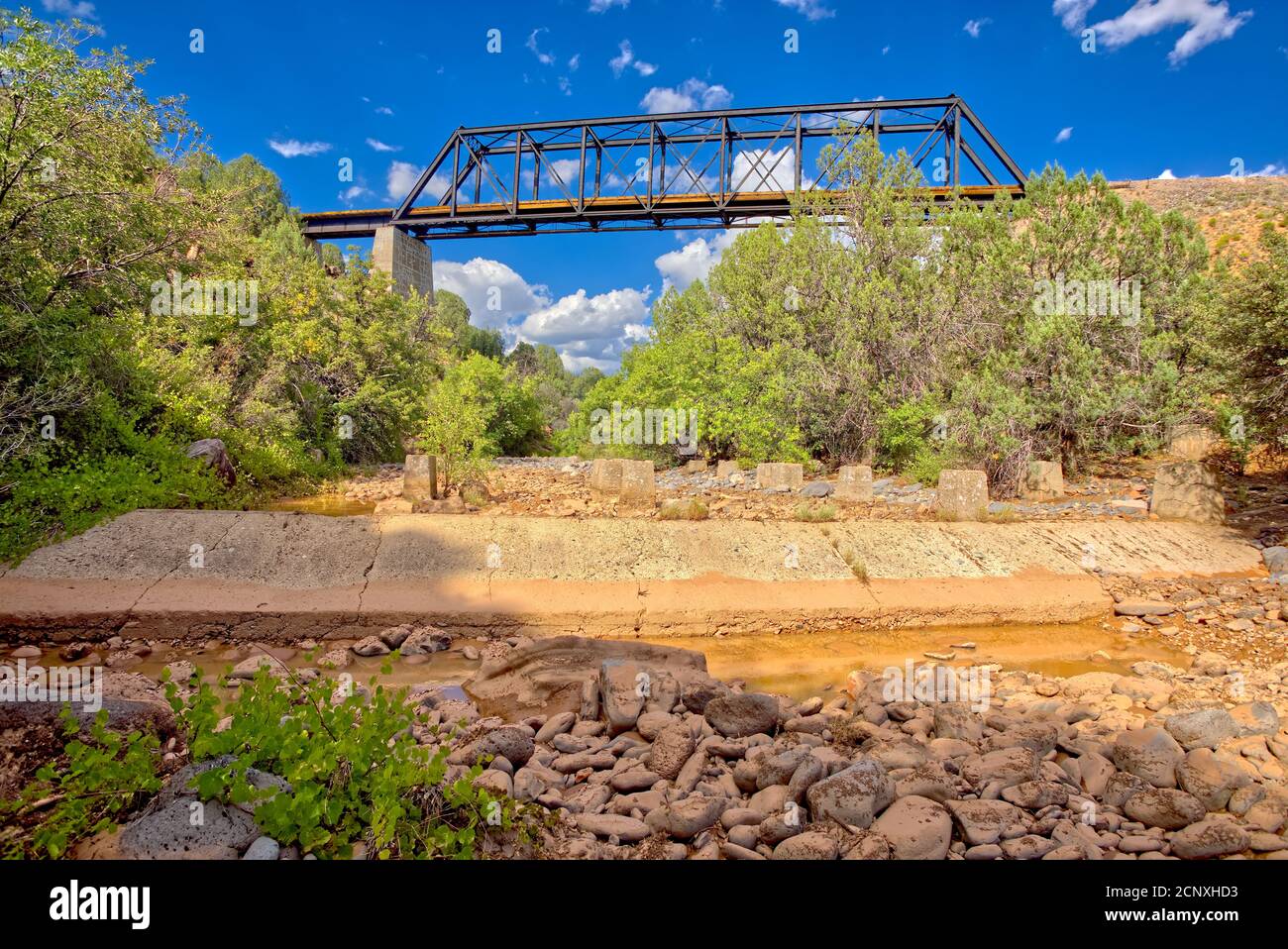 Vista dal basso di un vecchio ponte ferroviario a traliccio che attraversa il Bear Canyon vicino a Perkinsville, Arizona, nella Prescott National Forest. Foto Stock