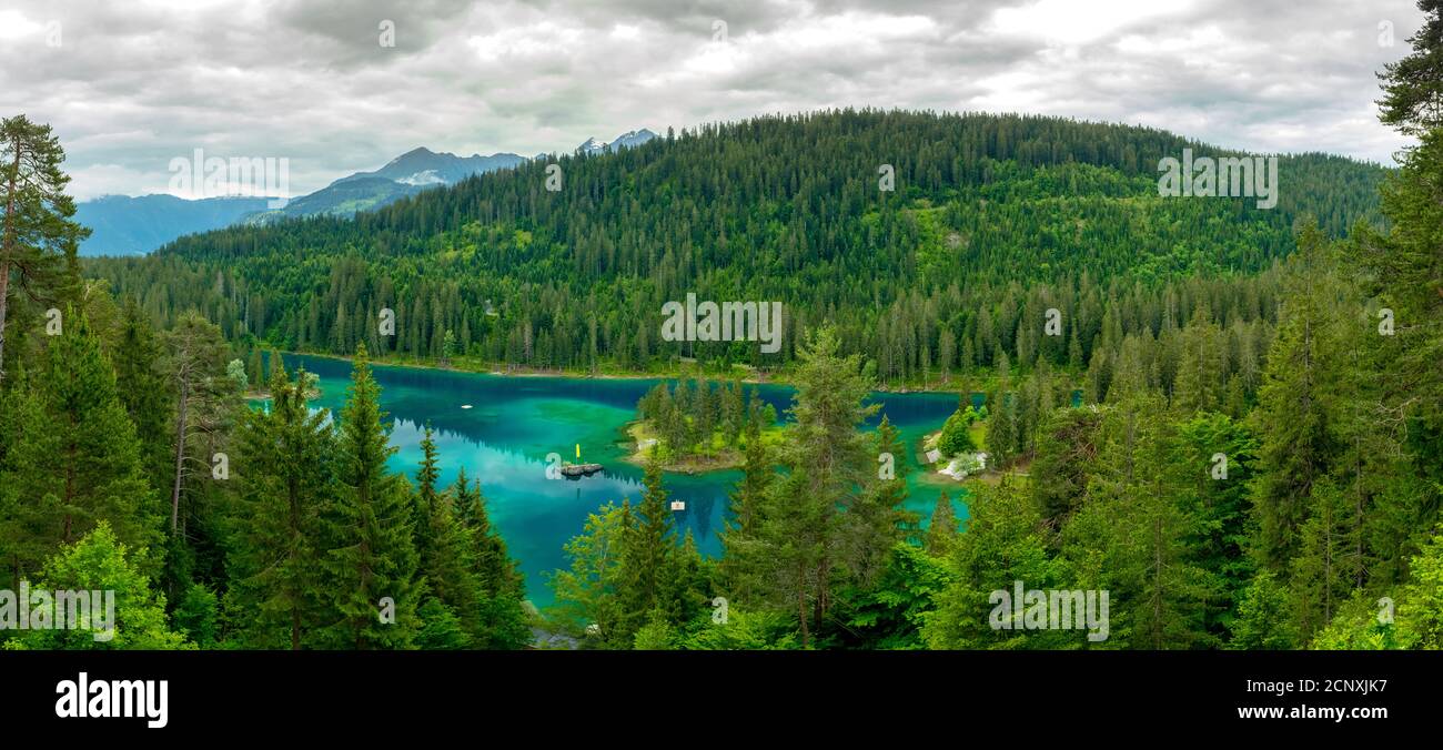 Vista panoramica sul lago Cauma con acqua turchese. Foto Stock