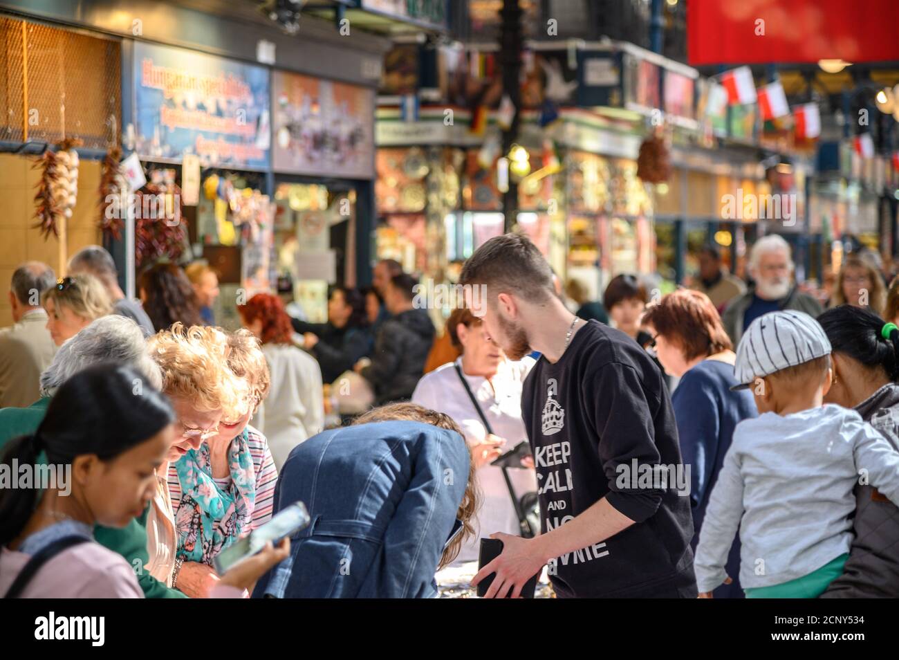 Budapest, Ungheria. 25 SETTEMBRE 2019: La gente che acquista nel mercato centrale del mercato a Budapest, Ungheria Foto Stock