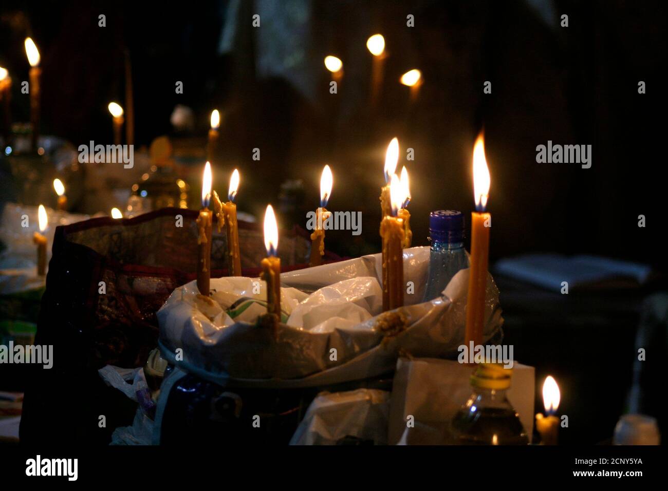 Cibo, vino e candele brucianti per l'anima dei morti - usanza religiosa in una chiesa ortodossa cristiana rumena Foto Stock