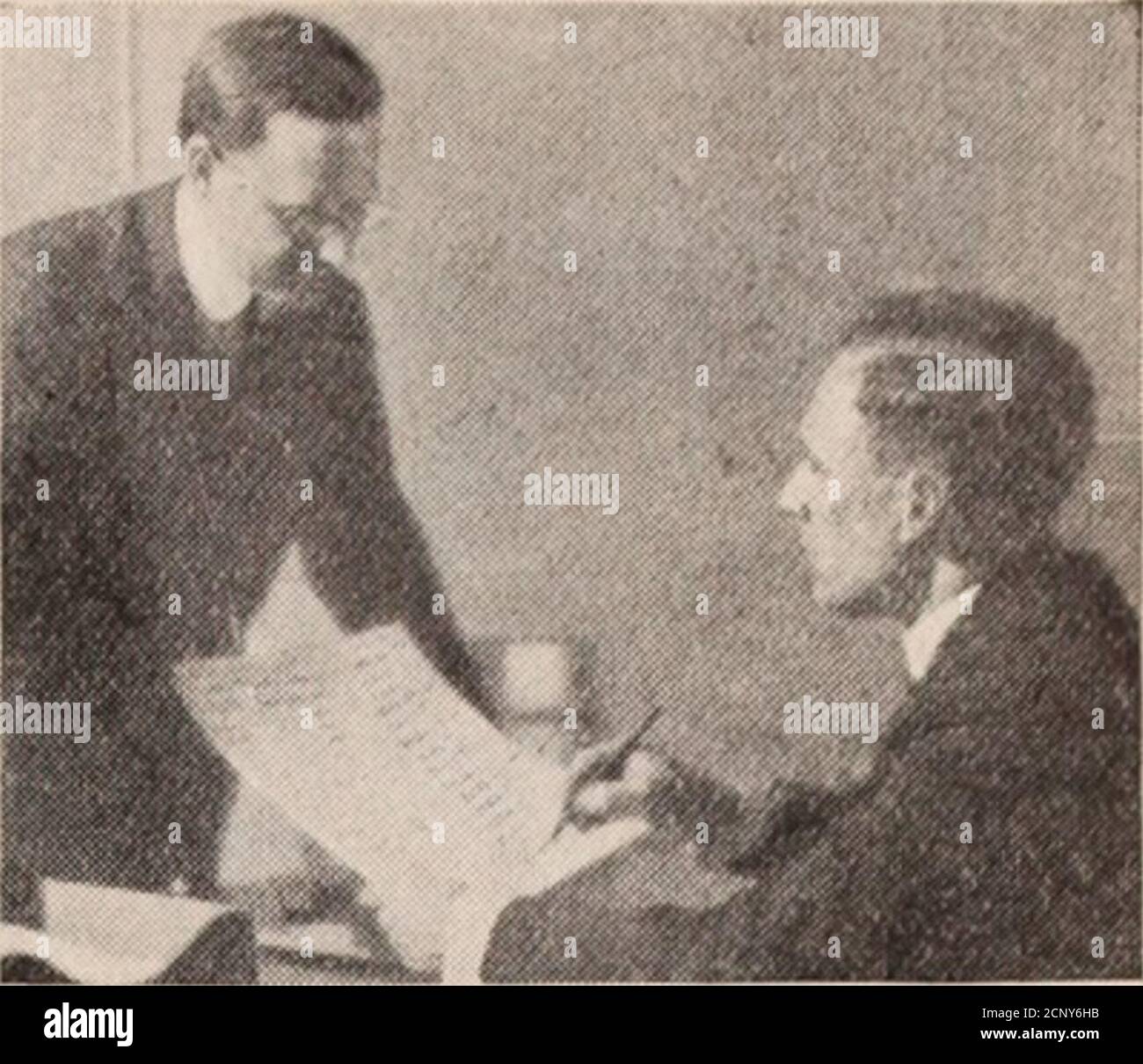 . La rivista dei dipendenti di Baltimora e Ohio . nford, noto a tutti come asHossfiy, è ora diventato un commercialista pubblico certifiede ha lasciato il nostro mezzo per trasferirsi in (Jwensburg, Ky. Se avete bisogno di aniletter di raccomandazione, chiamaci, Cloyd. Gli ingegneri George Vance, Carl Xollnier, iMreman C. Gibson e Brakemen DonClark e A. P. Harwood, insieme alle loro famiglie (pardon, Adolph ha.sntany) hanno goduto abbastanza una spedizione di pesca a Bay Minnette, Ala. Soltanto l'ourmodesty ci impedisce di ripetere le storie che hanno detto. Comunque l'acqua era abbastanza profonda per poter immergersi in Harwood. In debito con il chiamante F. H. WR Foto Stock