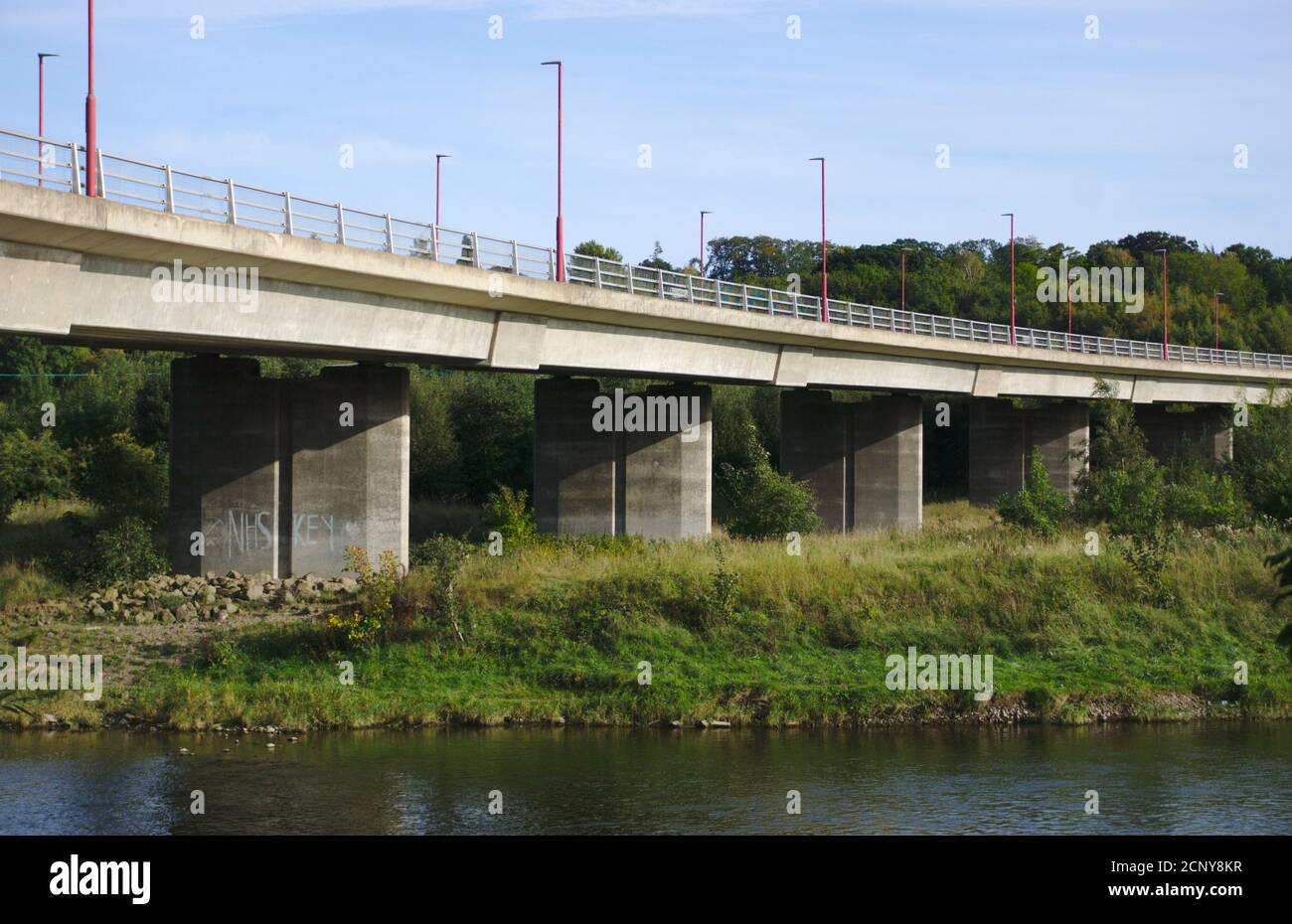 Hunters Bridge, inaugurato nel 1998, la strada principale per il traffico stradale sul fiume Tweed a Kelso, con parapetti centrali montati sull'isola di Wooden Anna. Foto Stock