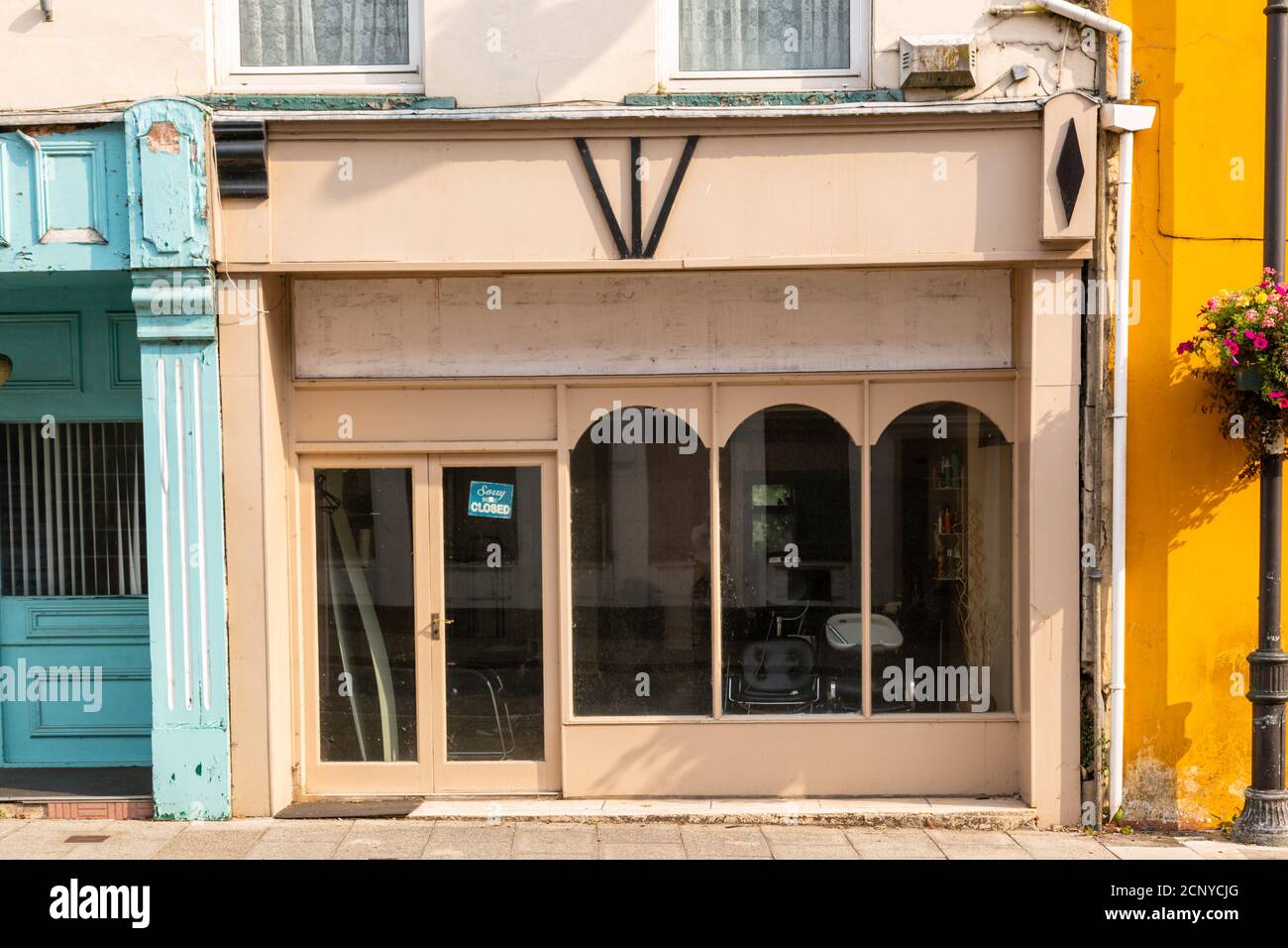 I locali commerciali sono chiusi durante la pandemia di Coronavirus del 2020, la città di Pembroke, Pembrokeshire, Galles, Regno Unito Foto Stock