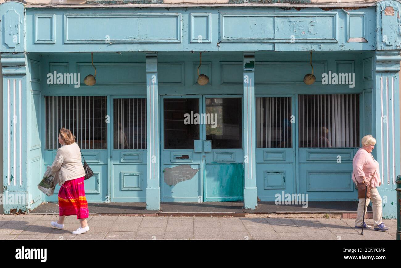 I locali commerciali sono chiusi durante la pandemia di Coronavirus del 2020, la città di Pembroke, Pembrokeshire, Galles, Regno Unito Foto Stock