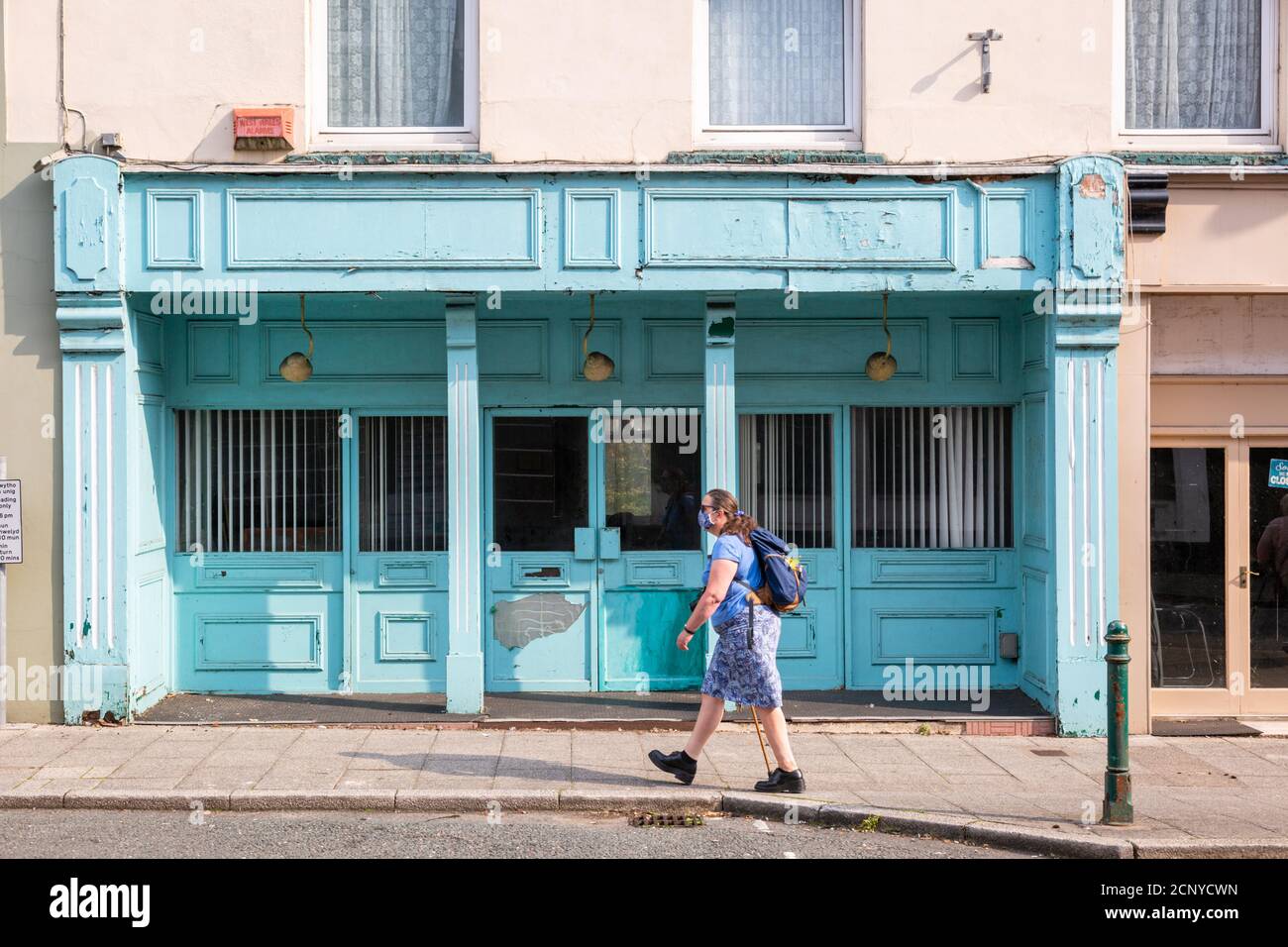 I locali commerciali sono chiusi durante la pandemia di Coronavirus del 2020, la città di Pembroke, Pembrokeshire, Galles, Regno Unito Foto Stock
