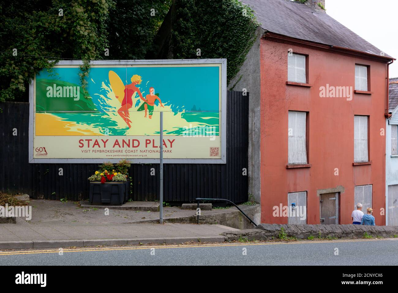 I locali commerciali sono chiusi durante la pandemia di Coronavirus del 2020, la città di Pembroke, Pembrokeshire, Galles, Regno Unito Foto Stock