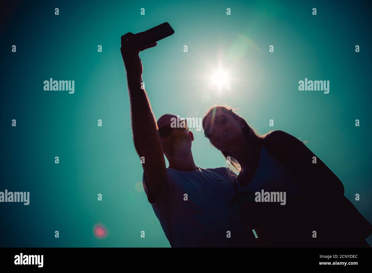 Giovane coppia uomo e donna che prende un selfie in vacanza Foto Stock