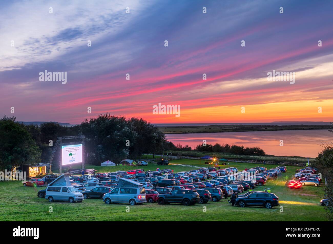 Venerdì 18 settembre 2020. Appletore, North Devon, Inghilterra. L'evento notturno di apertura dell'Appledore Drive in Book Festival, con Richard Osman e Jeremy Vine, si svolge sul palco per una notte di discussioni sul suo nuovo e acclamato romanzo di debutto del crimine ‘The Thursday Murder Club'. Il festival, che si pensa sia il primo drive in Book Festival del Regno Unito, partirà seriamente la mattina di venerdì 18 settembre e si svolgerà fino a martedì 22 settembre con cinque eventi ogni giorno. La formazione stellare comprende produttore, presentatore e scrittore, Richard Osman; presentatore Loose Women ed ex Coronation Street st Foto Stock