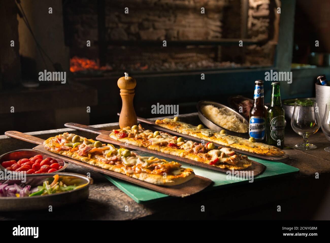 Pizza rustica cucinata alla griglia per cena. Foto Stock