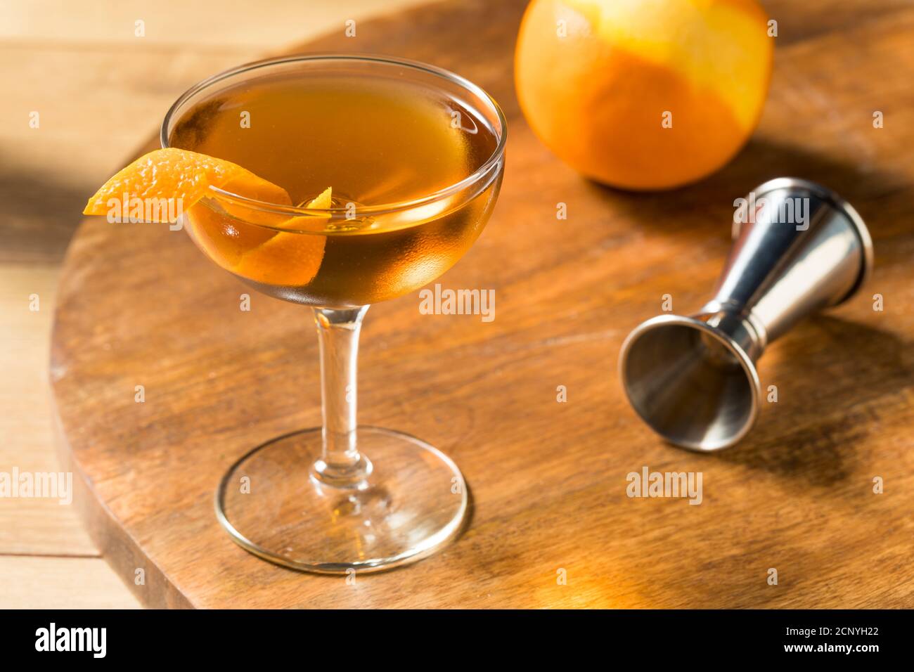 Cocktail Hanky Panky Classic Boozy con gin e un arancione Guarnire Foto Stock