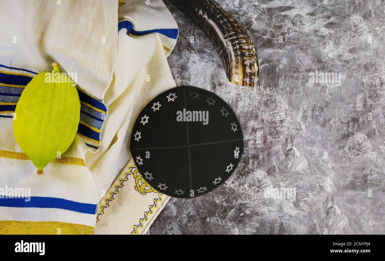 Festa dei simboli tradizionali religiosi ebraici di Sukkot Etrog e Tallit Foto Stock