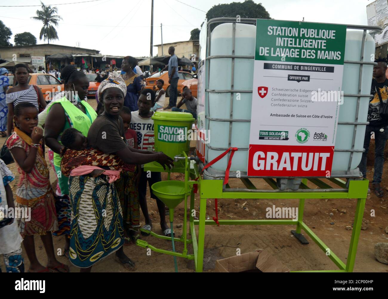 Una donna reagisce lavando le mani alla prima stazione pubblica di lavaggio delle mani in mezzo all'epidemia globale di coronavirus (COVID-19), a Bingerville, Costa d'Avorio 7 luglio 2020. REUTERS/Luc Gnago Foto Stock