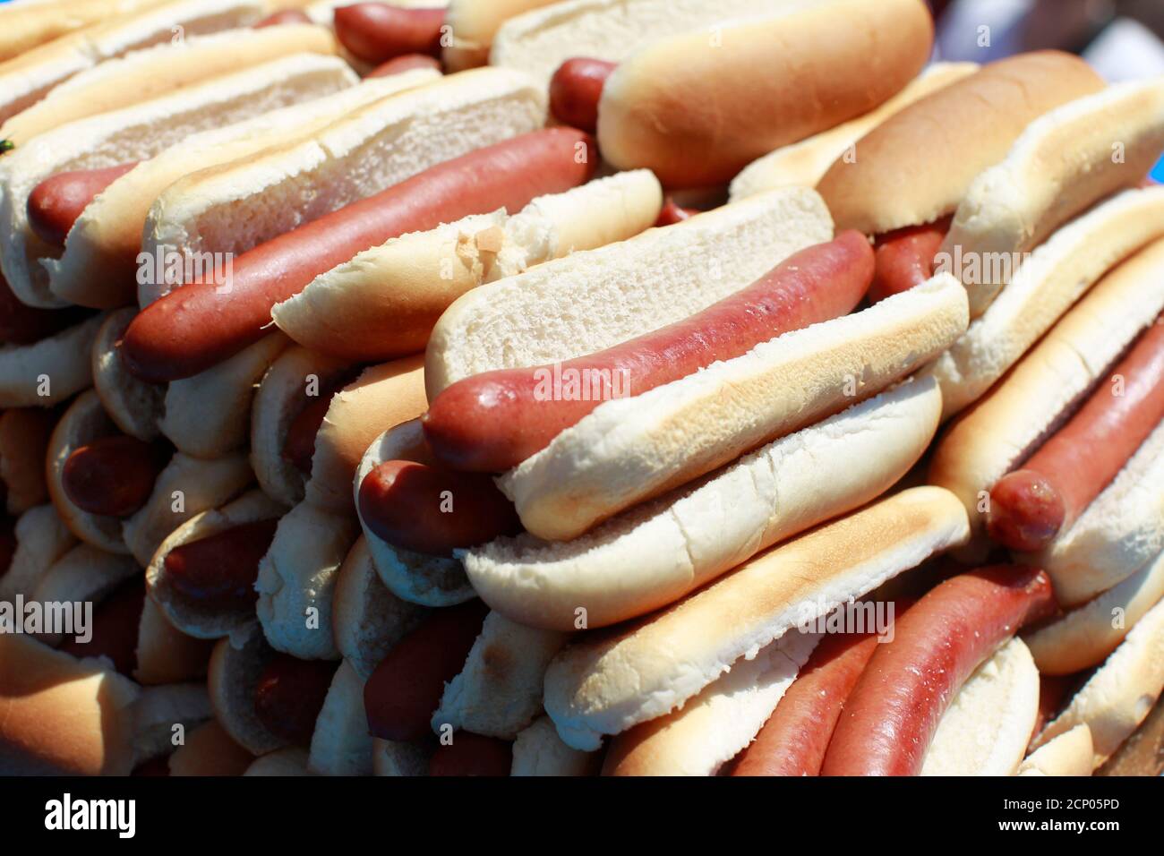 I hot dog sono accatastati prima dell'inizio del concorso annuale di Nathan per mangiare hot dog nella sezione Coney Island di New York il 4 luglio 2010. REUTERS/Brendan McDermid (STATI UNITI - Tag: CIBO STRANAMENTE SOCIETÀ) Foto Stock