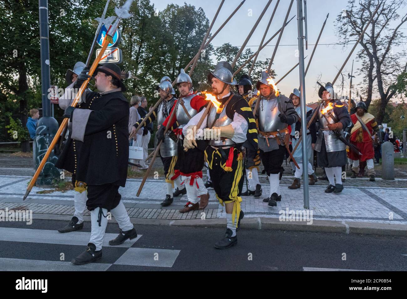 PRAGA - Settembre 18: Processione di riattori storici che segnano la vigilia della Battaglia di Bila Hora, 400 anni fa alla porta di Pisecka il 18 settembre, Foto Stock
