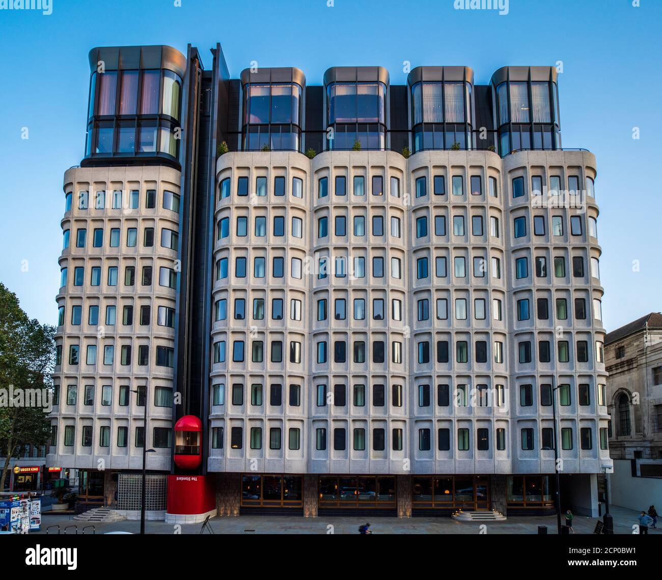 Lo Standard Hotel Kings Cross London - Euston Road, aperto nel 2019. Ex edificio del Camden Council, ora un elegante hotel boutique. Foto Stock