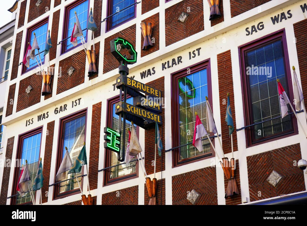 La tradizionale birreria artigianale a conduzione familiare "Zum Schlüssel" si trova nel centro storico di Düsseldorf, una famosa zona turistica. Foto Stock