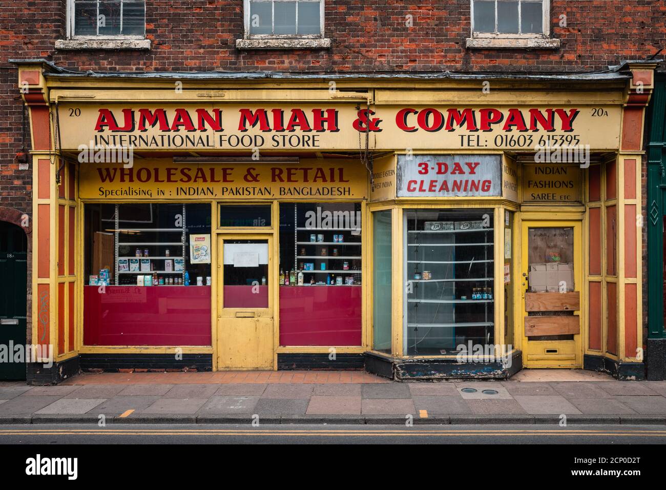 Ajman Miah & Company shop in Norwich. International Food Store Negozio vintage anteriore. Foto Stock