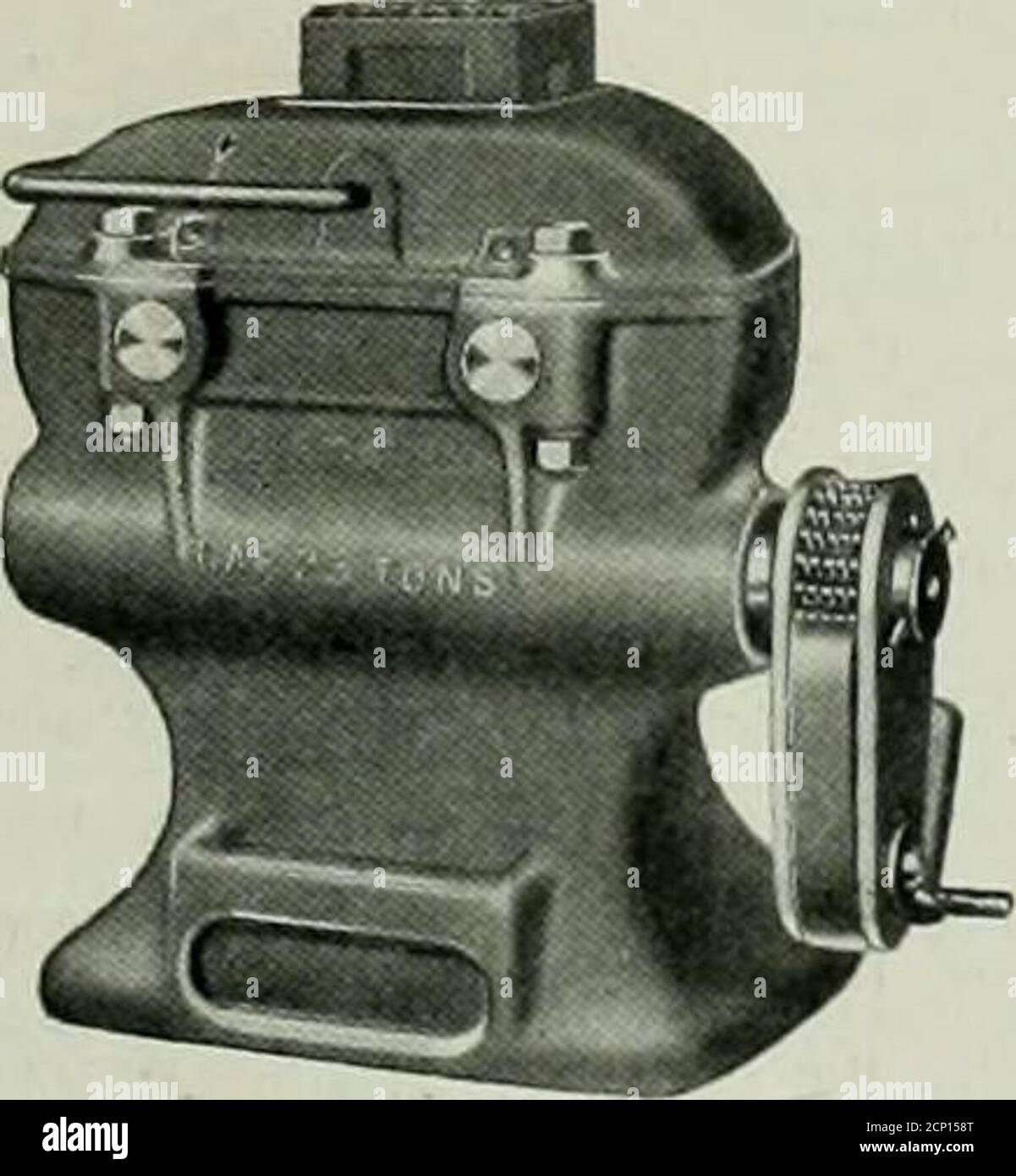 . Ingegnere meccanico ferroviario . Martinetto per impieghi generali, ingranaggi a vite senza fine lato destro e sinistro che portano pignoni di guida. Lasta di sollevamento, che ha una dentatura su entrambi i lati, si trova tra i pignoni e viene sollevata o abbassata ]>y la doppia. Car Journal azione di sollevamento dei due ingranaggi con sforzo e.trnicly piccolo esenza perdita di potenza dovuta all'attrito che è causato da una spinta sbilanciata sull'albero a vite senza fine e sulla barra di sollevamento. Sono state realizzate diverse dimensioni e capacità di martinetti progettati con la doppia trasmissione a vite senza fine. Le prese per auto e per impieghi generali sono realizzate in una serie di diffusori Foto Stock