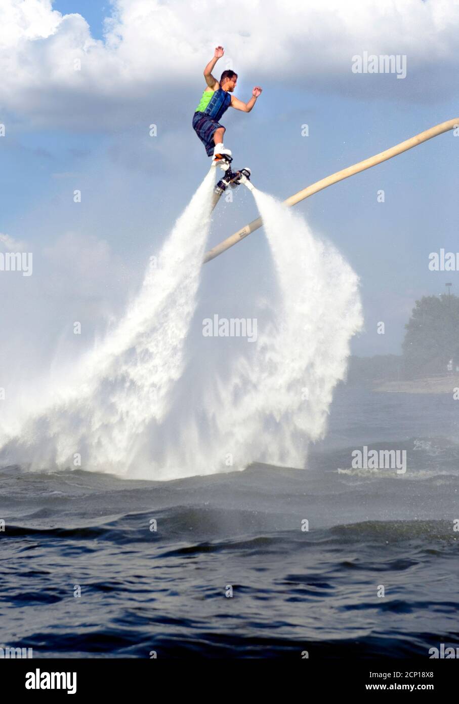 Rocket Man volare su una Jet Fly Board al lago Arlington, Texas . Foto Stock