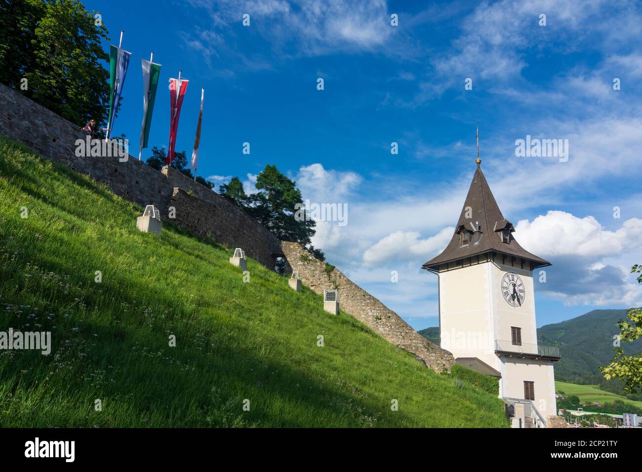 Bruck an der Mur, Uhrturm (torre dell'orologio) sullo Schlossberg a Murau-Murtal, Steiermark / Stiria, Austria Foto Stock