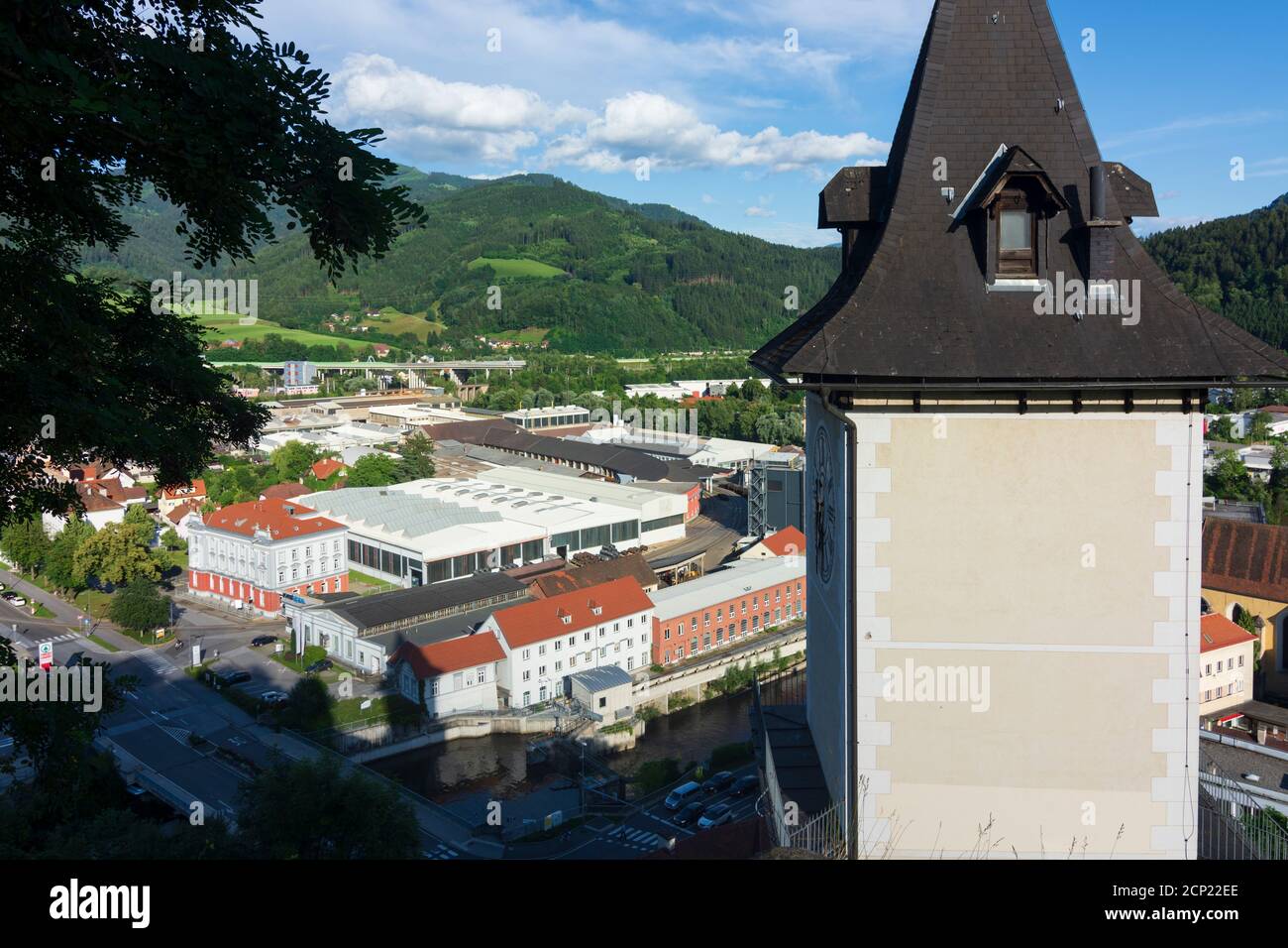 Bruck an der Mur, torre dell'orologio sullo Schlossberg, fabbrica di tecnologia voestalpine a Murau-Murtal, Steiermark/Stiria, Austria Foto Stock