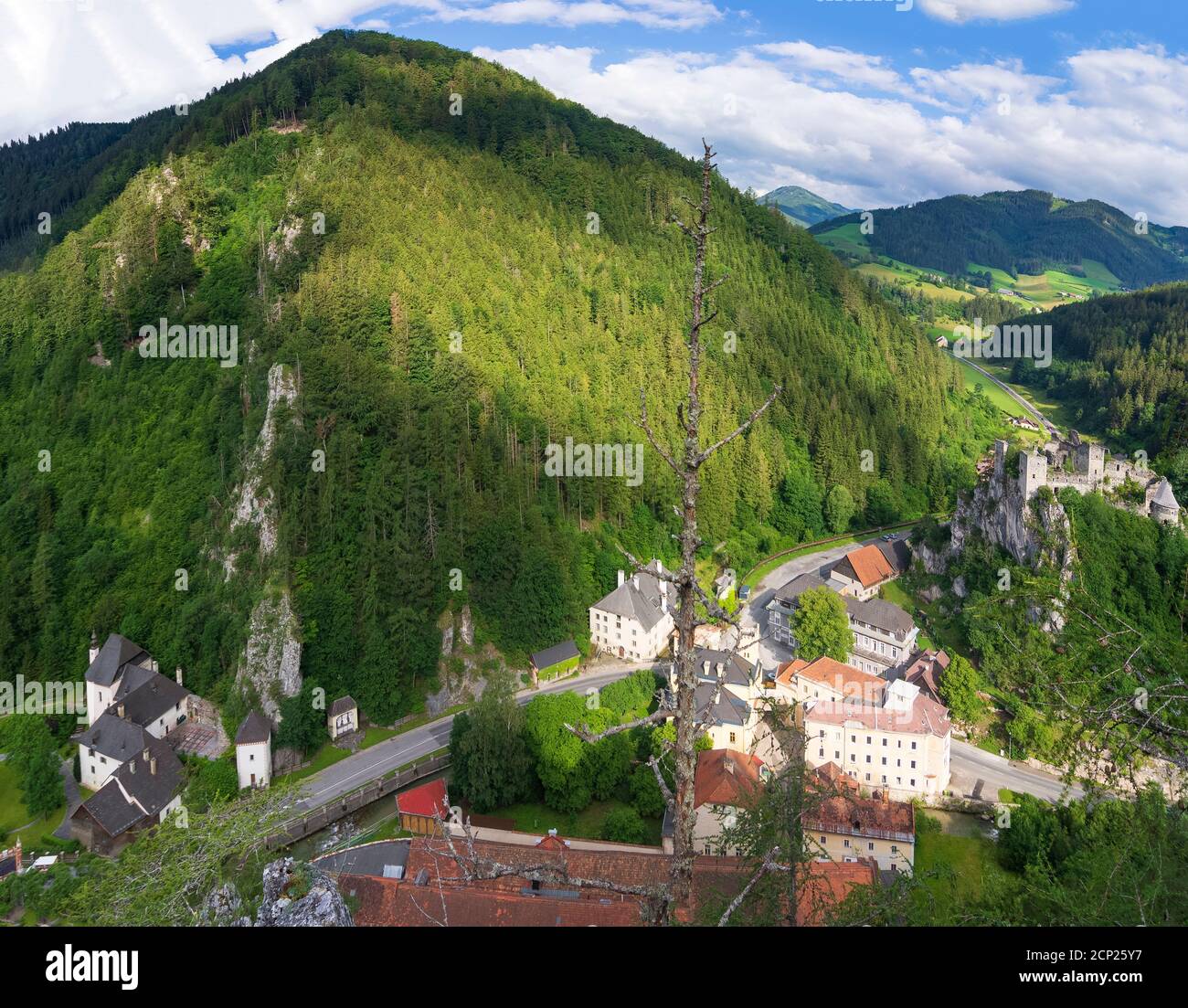 Thörl, Castello di Schloss Thörl, casa 'Altes Haus', Castello di Schachenstein (rovina), montagne Hochschwab a Hochsteiermark, Steiermark / Stiria, Austria Foto Stock