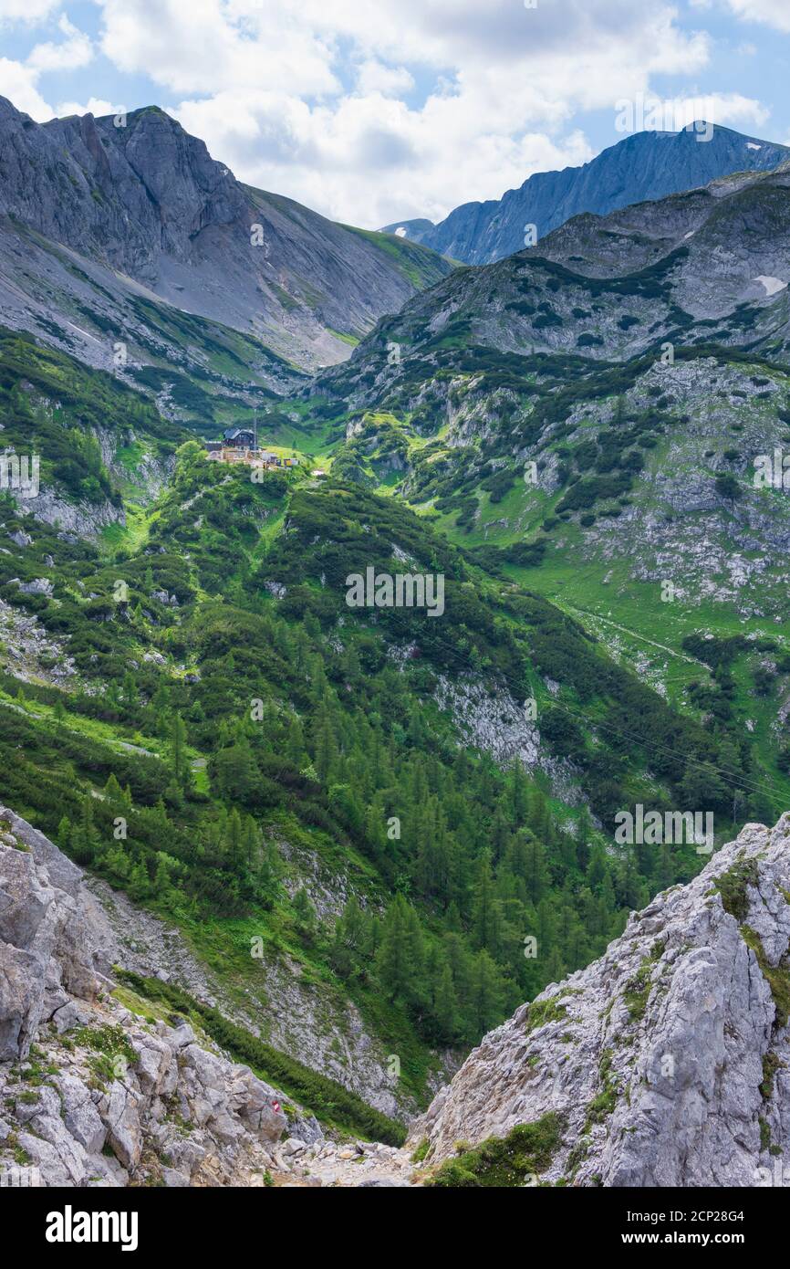 Montagne di Hochschwab, vista al rifugio Voisthaler Hütte, e la cima Hochschwab (a destra) con croce sulla cima in Hochsteiermark, Steiermark / Stiria, A. Foto Stock