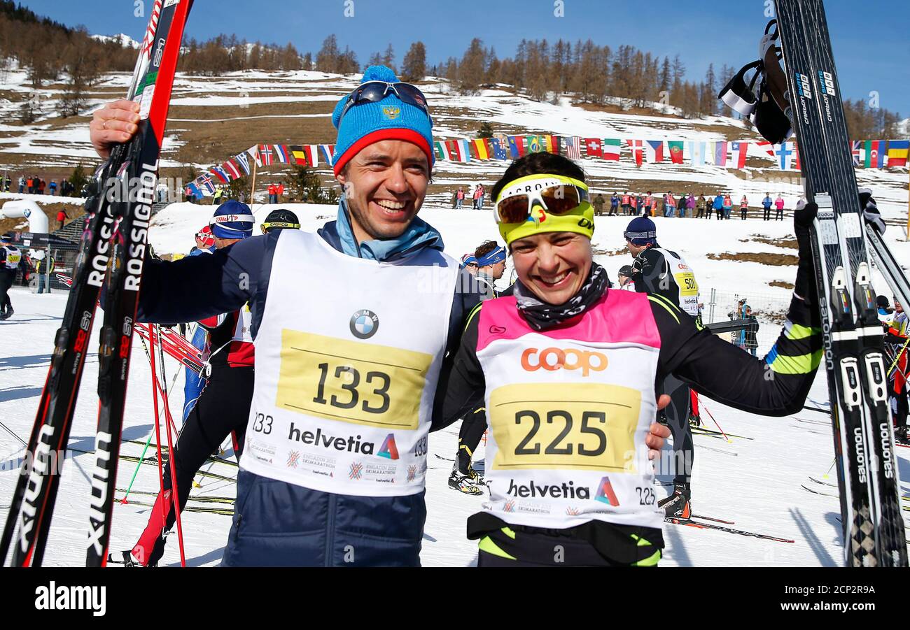La russa Ilia Chernousov (L), vincitrice del concorso maschile, si pone con la francese Anouk Faivre Picon, vincitrice del concorso femminile, dopo la maratona sciistica di Engadin, nel villaggio di S-chanf, l'8 marzo 2015. Secondo gli organizzatori, più di 13,000 sciatori hanno partecipato alla gara di 42 km (26 miglia) tra Maloja e S-chanf vicino alla stazione sciistica svizzera di St. Moritz. REUTERS/Arnd Wiegmann (SVIZZERA - Tags: SOCIETÀ DELLO SCI SPORTIVO) Foto Stock
