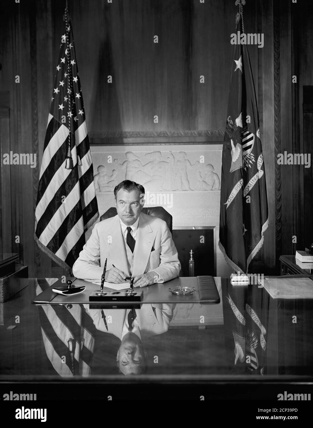 Avvocato generale statunitense Robert H. Jackson, Ritratto seduto alla scrivania, Washington, D.C., USA, Harris & Ewing, luglio 1940 Foto Stock