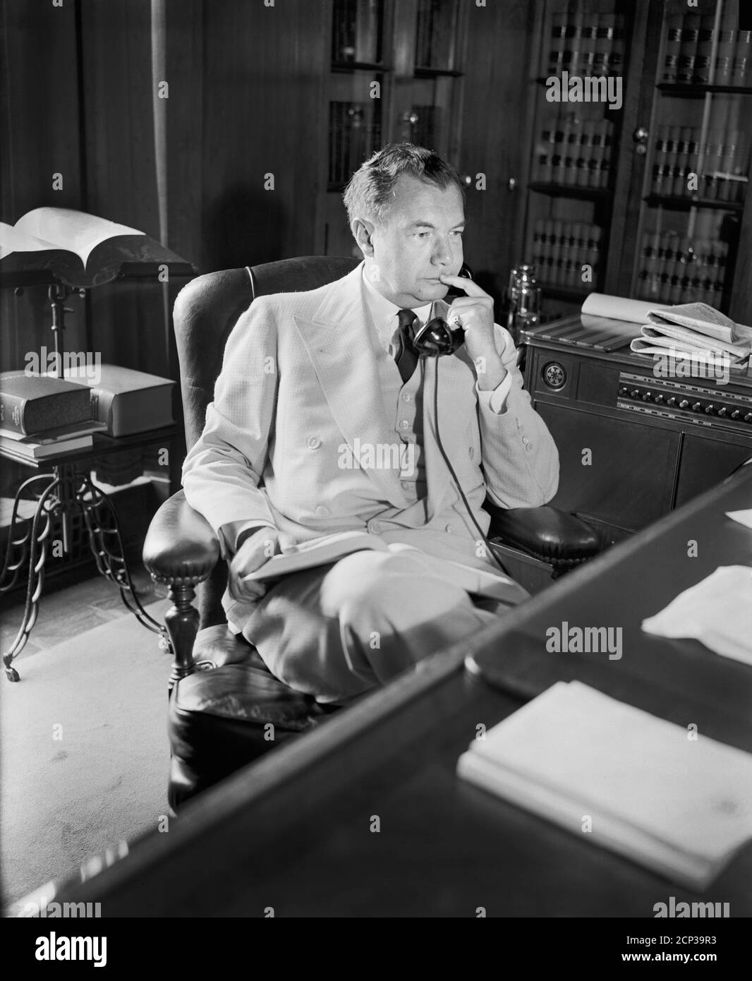 Avvocato generale statunitense Robert H. Jackson, Ritratto seduto alla scrivania, Washington, D.C., USA, Harris & Ewing, luglio 1940 Foto Stock
