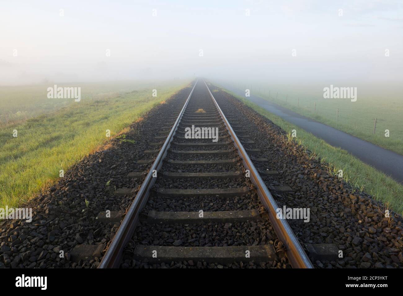 Binari ferroviari, mattina, nebbia, Bingenheimer Ried, Echzell, Wetterau, Assia, Germania Foto Stock