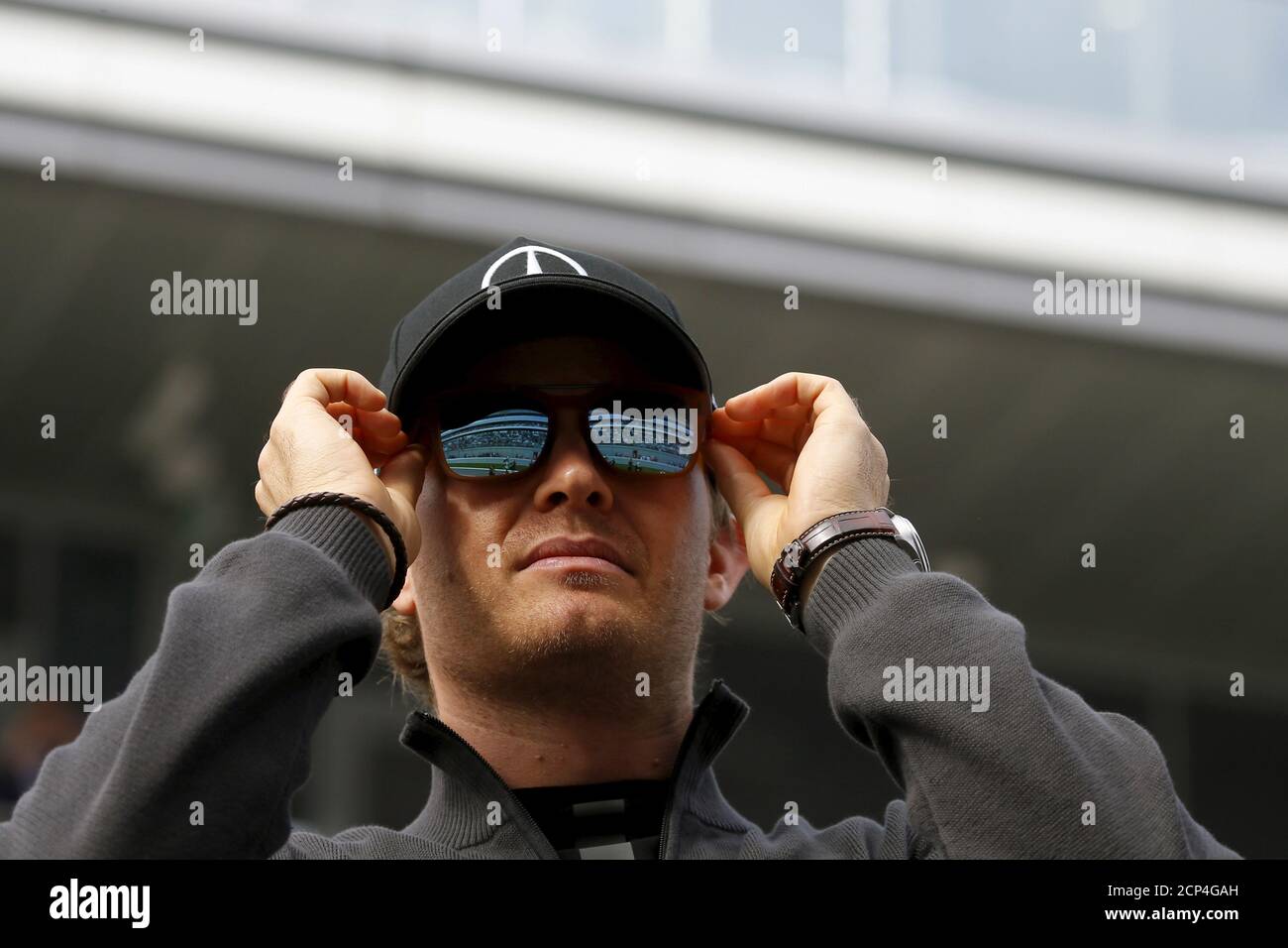 Il pilota tedesco della Mercedes Formula uno Nico Rosberg aggiusta i suoi occhiali  da sole durante la sfilata dei piloti prima del Gran Premio di F1 Russa a  Sochi, Russia, 11 ottobre